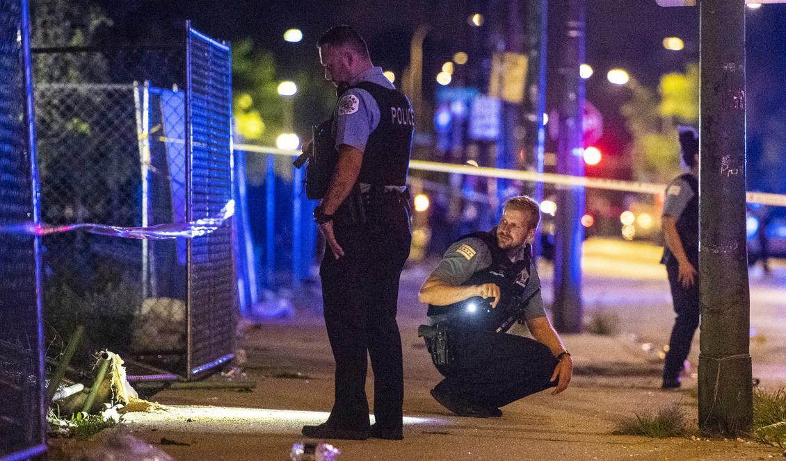 Polisen undersöker en plats där flera personer blev skjutna i helgen. Foto: Tyler LaRiviere/Chicago Sun-Times/AP/TT
