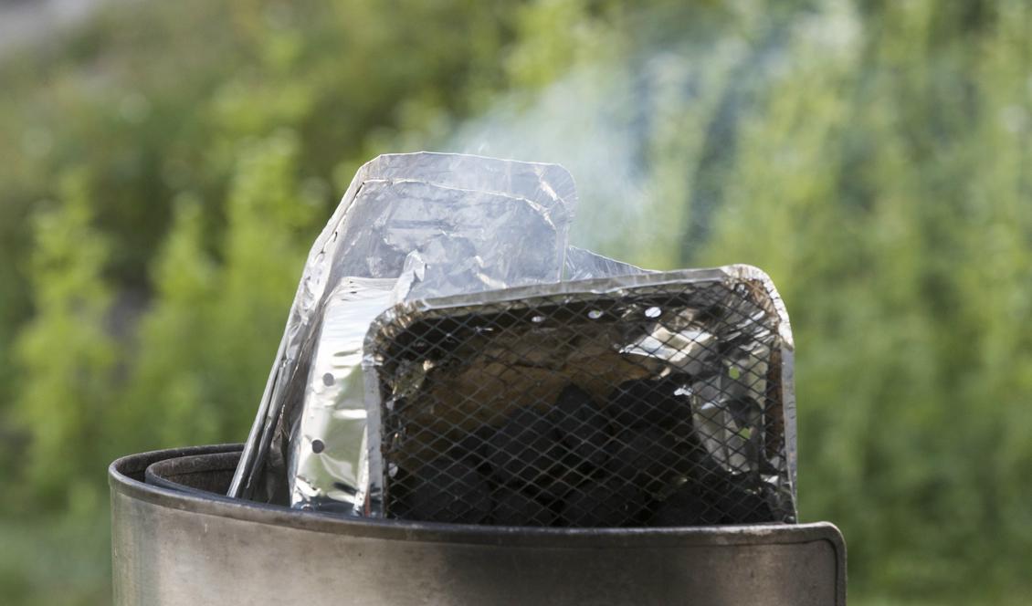 I samband med sommarens värmebölja och omfattande skogsbränder slutade de stora livsmedelskedjorna att sälja engångsgrillar. Foto: Terje Pedersen/TT-arkivbild