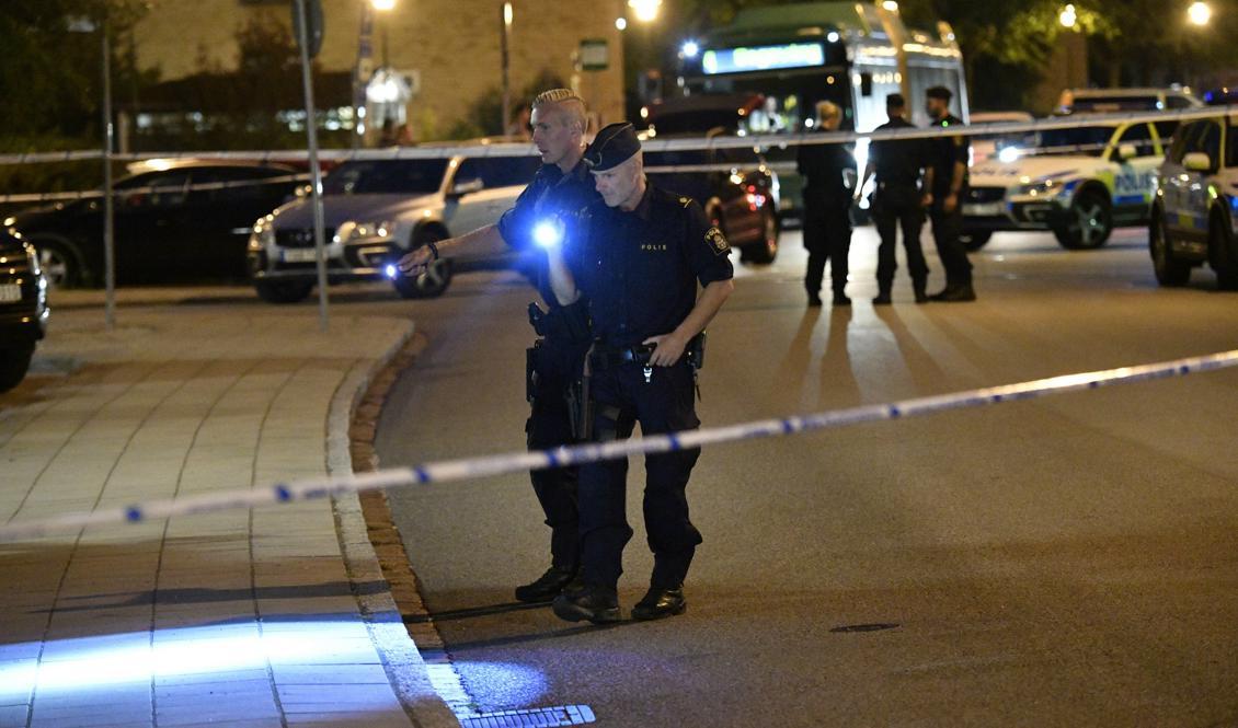 Polisen söker med på platsen där skottlossningen skedde. Foto: Johan Nilsson/TT