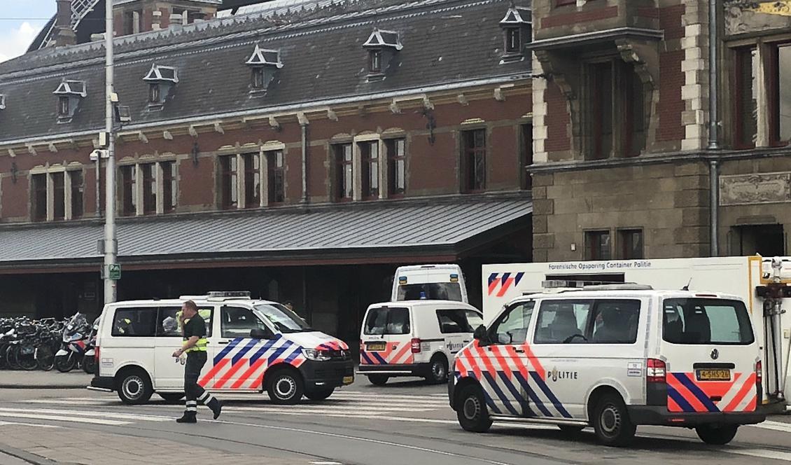 Nederländsk polis vid centralstationen i Amsterdam där två personer knivskars på fredagen. Foto: Alex Furtula/AP/TT