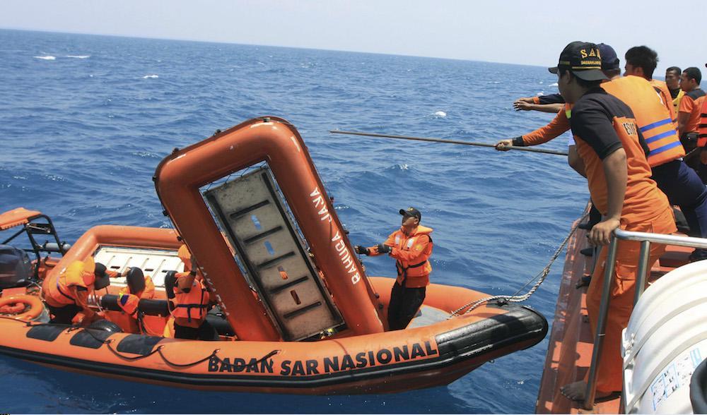 Ett indonesiskt räddningsmanskap. Bilden är från ett annat tillfälle. Foto: AP/TT/Arkivbild.