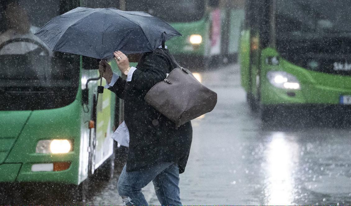Paraplyproblem i regnet och blåsten i utanför Centralstationen i Malmö då stormen Knud anlände på fredagseftermiddagen. Foto: Johan Nilsson/TT Arkivbild