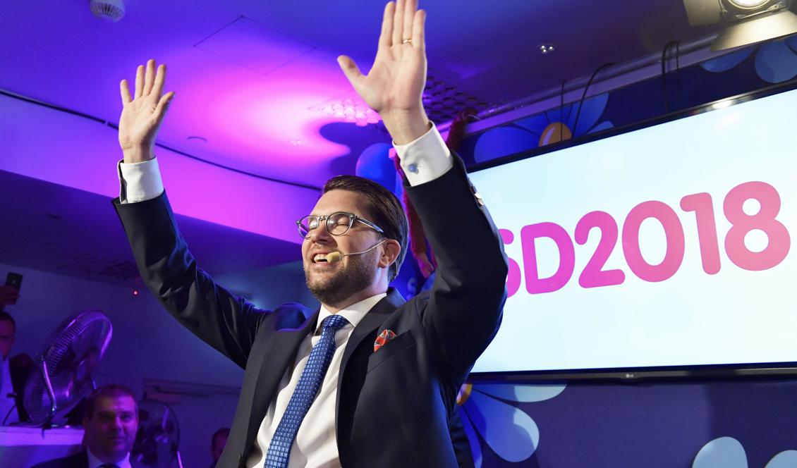 Sverigedemokraternas partiledare Jimmie Åkesson talar under valvakan på restaurang Kristall i centrala Stockholm. Foto: Anders Wiklund/TT