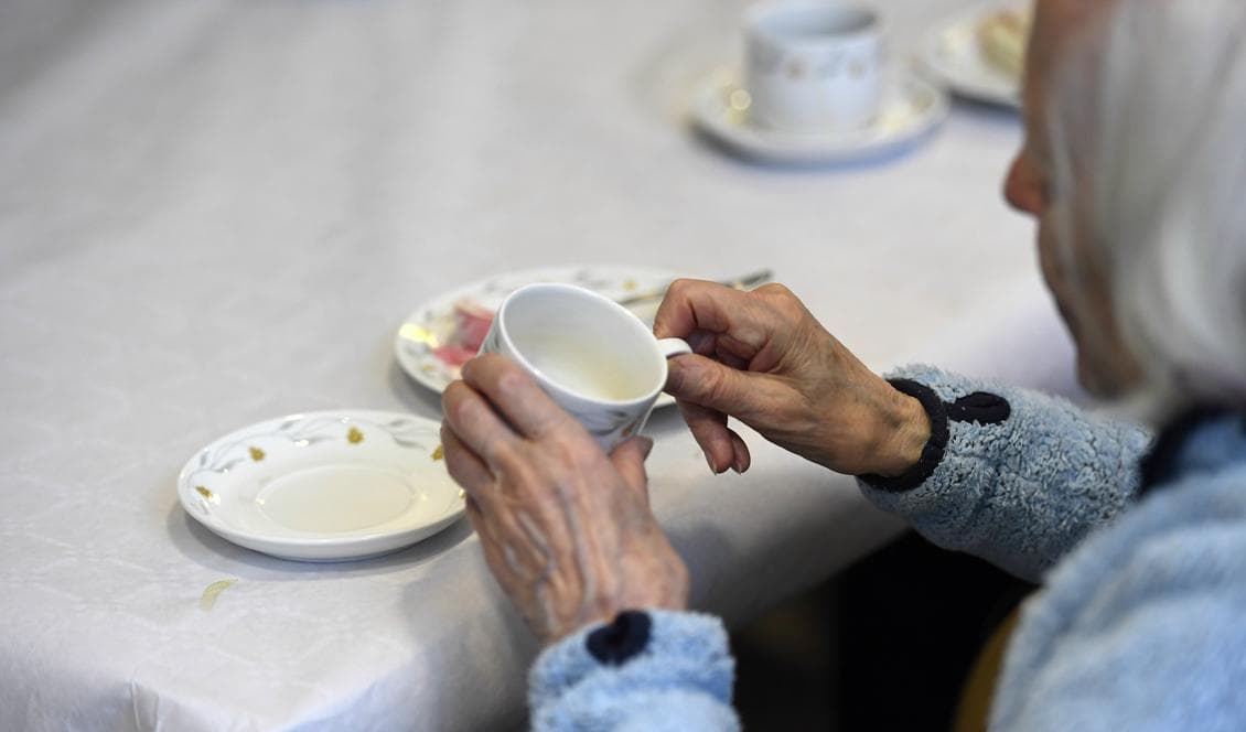 Kvinna på äldreboende. Foto: Pontus Lundahl/TT-arkivbild