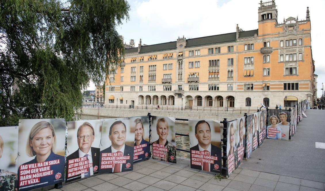 
Carl Bildt (M) tycker att det är "mycket anmärkningsvärt" att 261 opolitiska tjänstemän på Regeringskansliet uttrycker oro inför den kommande regeringsbildningen.  Foto: Jessica Gow/TT-arkivbild                                            