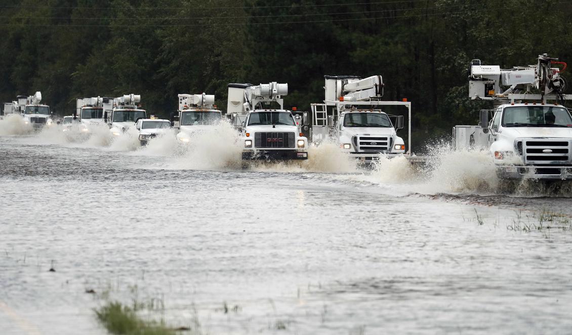 Hjälplastbilar färdas på den för allmänheten avstängda Highway 70 i North Carolina på lördagen. Foto: Chris Seward/AP/TT
