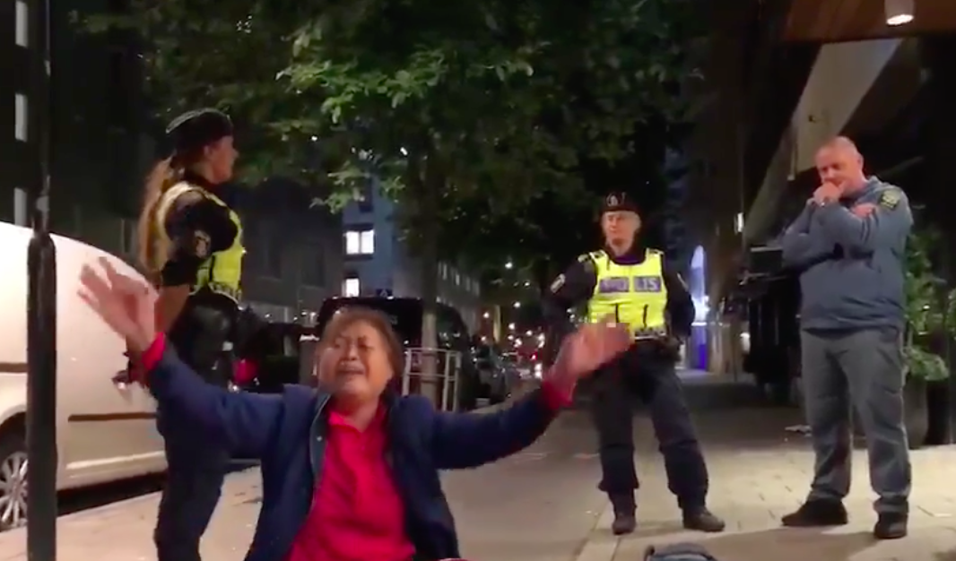 Skärmdump från en video filmad i samband med att kinesiska turister avvisades från ett hotell i Stockholm den 2 september. Foto: privat