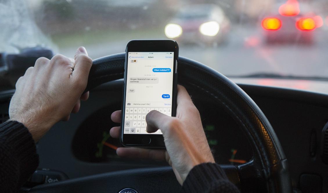 
Den som använder mobilen under bilkörning ska nu kunna bötfällas direkt. Foto: Erik Nylander/TT-arkivbild                                            