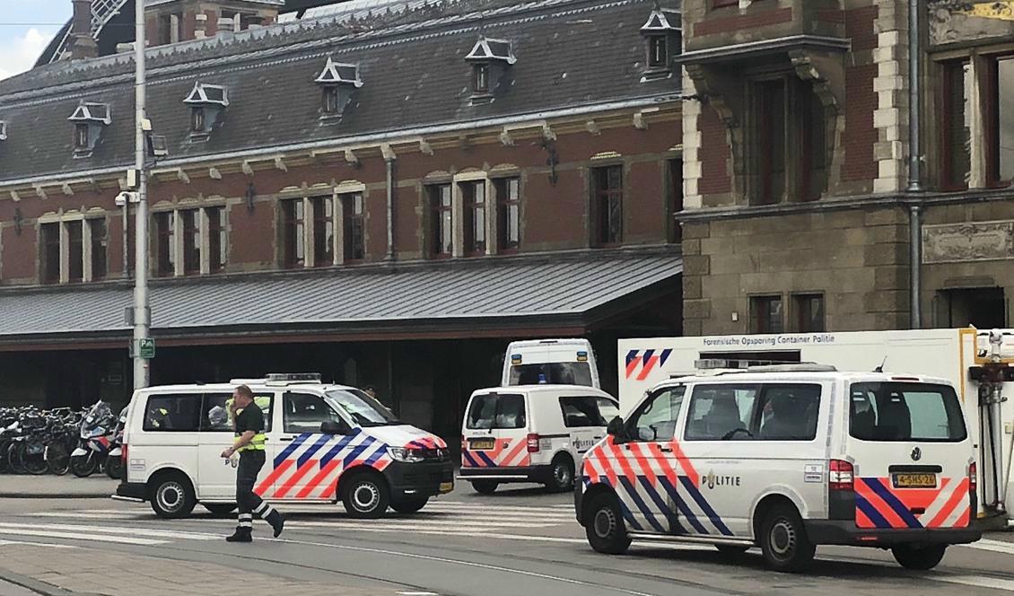 Poliser utanför centralstationen i Amsterdam i samband med knivdådet. Foto: Alex Furtula/AP/TT