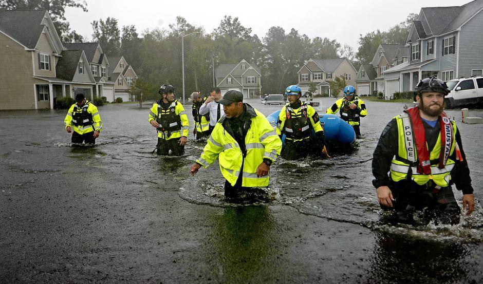 Räddningsarbetare letar efter invånare som blivit kvar i Fayetteville, North Carolina. Foto: David Goldman/AP/TT