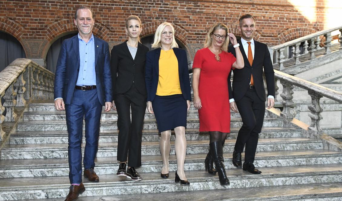 Miljöpartiets Daniel Helldén, Moderaternas Anna König Jerlmyr, Centerpartiets Karin Ernlund, Liberalernas Lotta Edholm och Kristdemokraternas Erik Slottner. Partiföreträdarna ska styra Stockholms stad tillsammans under de kommande fyra åren. Foto: Claudio Bresciani/TT