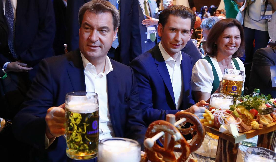 Bayerns regeringschef Markus Söder (till vänster) tar en öl tillsammans med Österrikes förbundskansler Sebastian Kurz (i mitten) inför valslutspurten i München i fredags. Foto: Matthias Schrader/AP/TT