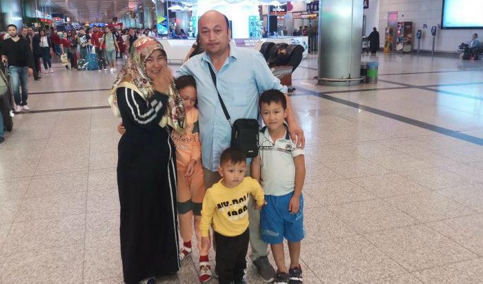 


Omir Bekli, född i Xinjiang, återförenas med sin familj efter nästan åtta månader i kinesisk fångenskap. Foto: privat                                                                                                                                    