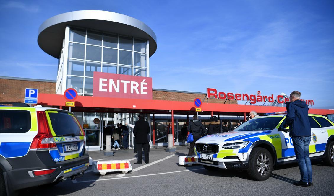 




En man har knivskurits till döds i Rosengårds centrum i Malmö. Foto: Johan Nilsson/TT                                                                                                                                                                                                                            