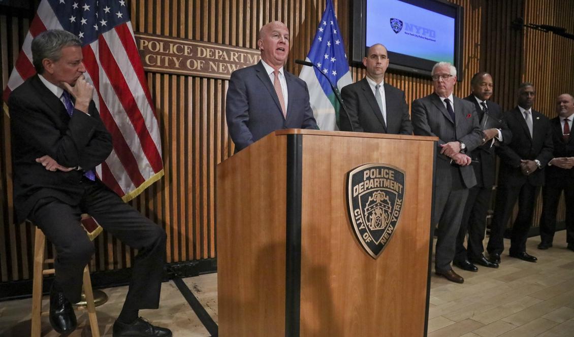 
Chefen för New Yorkpolisen James P O'Neill redogör på en presskonferens tillsammans med New Yorks borgmästare Bill de Blasio och företrädare för FBI hur det går med utredningen av de misstänkta bombförsändelserna. Foto: Bebeto Matthews/AP/TT                                            
