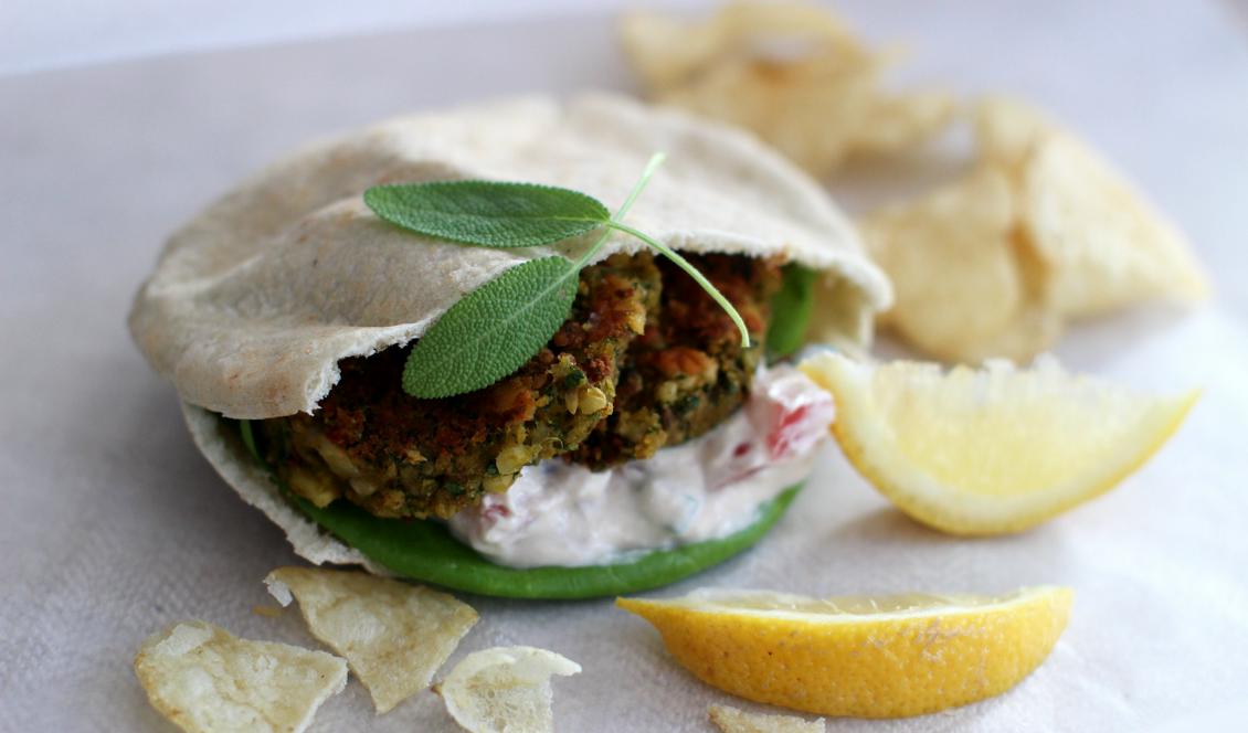 I Malmö har ett tillbehör till falafel färgats med ett cancerframkallande ämne. Foto: Matthew Mead/AP/TT-arkivbild