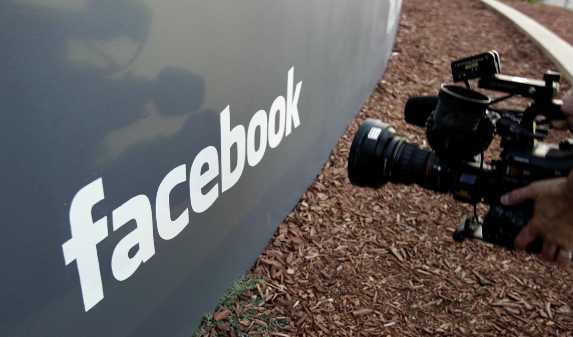 Facebook stäms av två amerikaner efter den senaste dataläckan som drabbade 50 miljoner användare. Foto: Paul Sakuma/TT-arkivbild