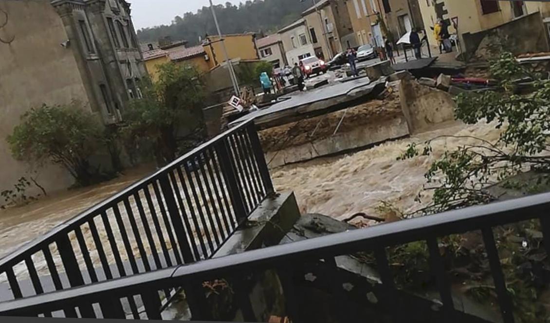 I byn Villegailhenc har störtfloder fått en bro att rasa. Foto: Stephane Jourdain/AP/TT