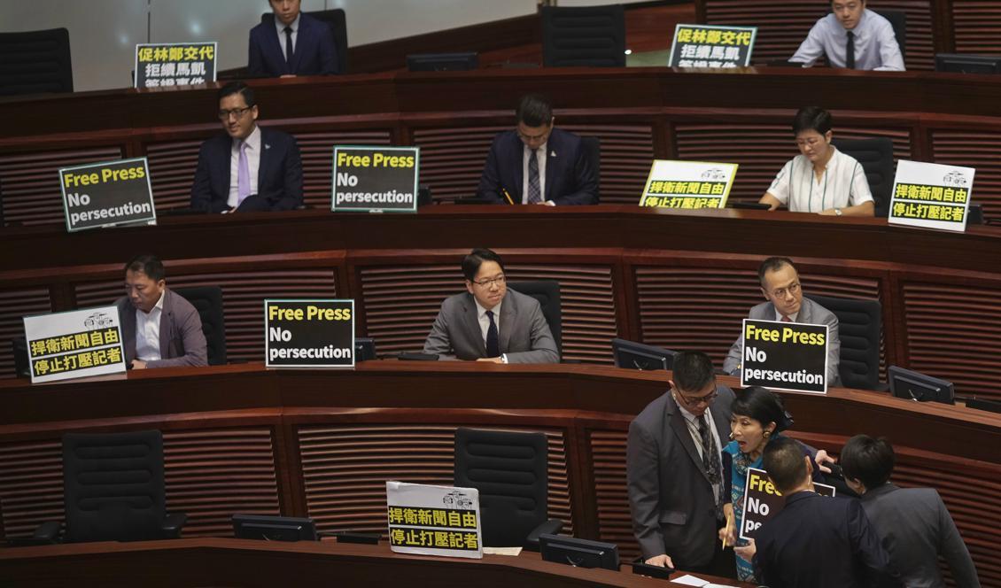 Parlamentsledamöter i Hongkong demonstrerar för pressfrihet efter att de regionala myndigheterna i oktober vägrade förnya en utländsk journalists visum. Foto: Vincent Yu AP/TT