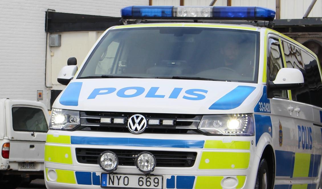 

Poliser utsattes för stenkastning i samband med bilbränder i Husby. Foto: Susanne W Lamm/Epoch Times-arkivbild                                                                                        