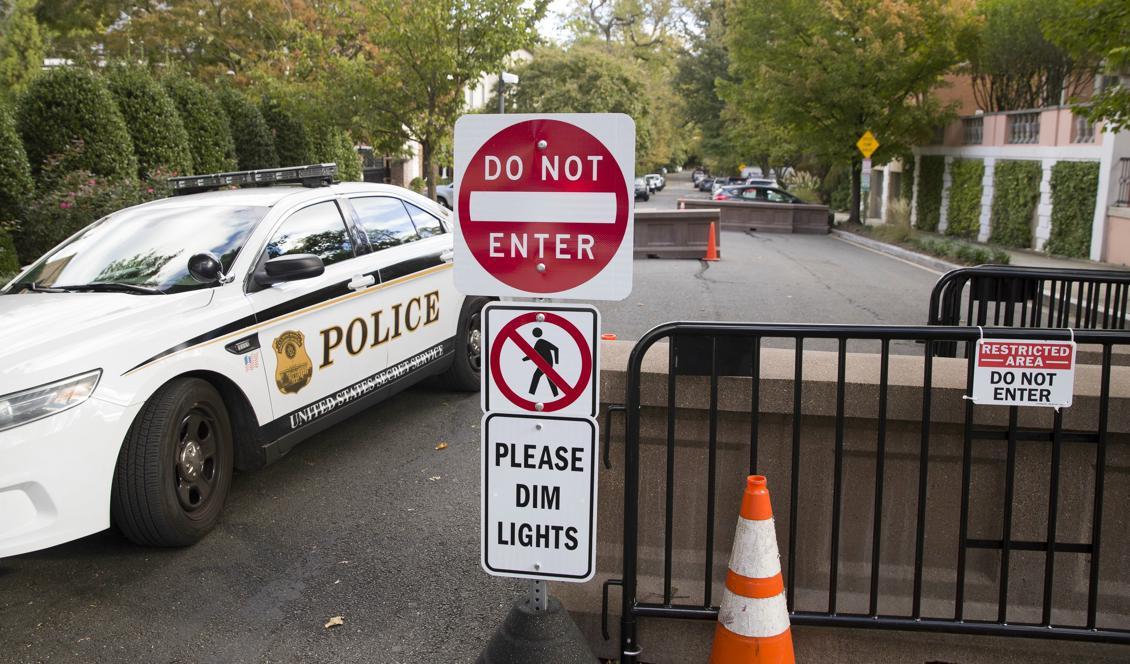 Polisavspärrningar utanför Barack Obamas hem i Washington. Foto: Alex Brandon/AP/TT