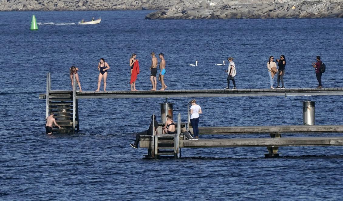 Flera orter slog värmerekord under lördagen. Bilden är tagen på Scaniabadet i Malmö. Foto: Johan Nilsson/TT