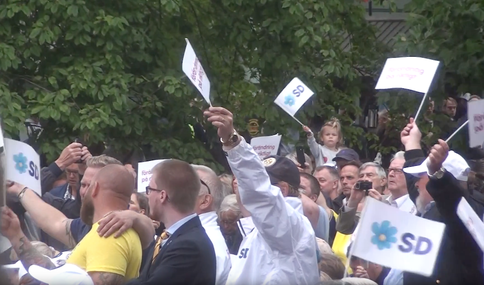 Publik framför scenen i Almedalen 2018 innan Sverigedemokraternas partiledare Jimmie Åkessons tal. Foto: Epoch Times