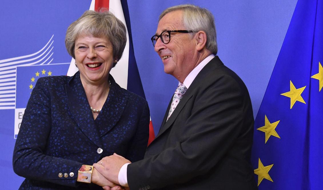 EU-ledaren Jean-Claude Juncker gav premiärminister Theresa May ett hjärtligt mottagande när hon på lördagen anlände till Bryssel inför söndagens toppmöte. Foto: Geert Vanden Wijngaert/TT