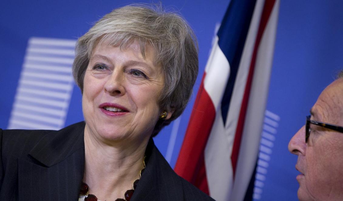 Storbritanniens premiärminister Theresa May hos EU-kommissionens ordförande Jean-Claude Juncker. Foto: Virginia Mayo/AP/TT-arkivfoto