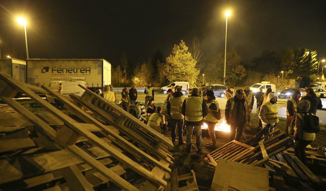 
Demonstranter blockerar en rondell i Vern-sur-Seiche i västra Frankrike. Foto: David Vincent/AP/TT-arkivbild                                            