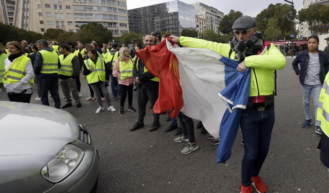 
Demonstranter blockerar en väg i Marseille under protesterna i Frankrike förra helgen. Foto: Claude Paris/AP/TT                                            
