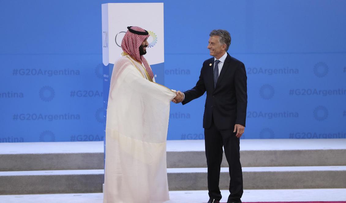 Den saudiske kronprinsen Mohammed bin Salman skakar hand med värden för G20-mötet Argentinas president Mauricio Macri på fredagens toppmöte. Foto: Ricardo Mazalan/AP/TT
