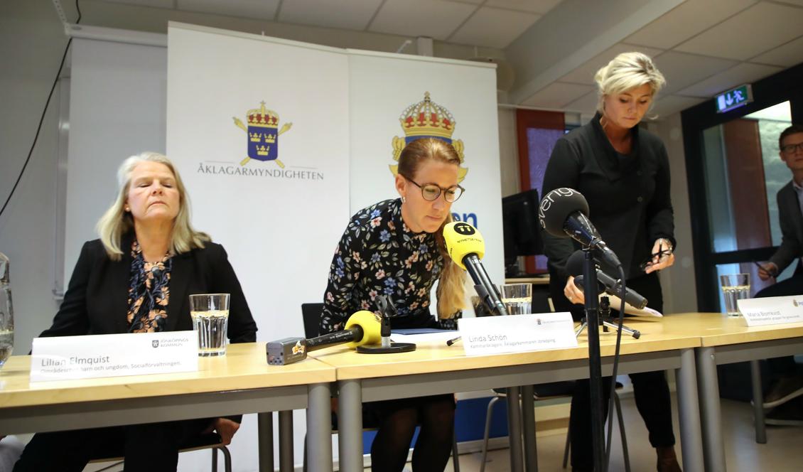 Lilian Elmquist, områdeschef för barn och ungdom på Jönköpings socialförvaltning, kammaråklagare Linda Schön och kriminalinspektör Maria Blomkvist under måndagens presskonferens. Foto: Adam Ihse/TT