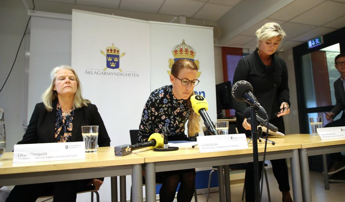 
Lilian Elmquist, områdeschef för barn och ungdom på Jönköpings socialförvaltning, kammaråklagare Linda Schön och kriminalinspektör Maria Blomkvist under måndagens presskonferens. Foto: Adam Ihse/TT                                            