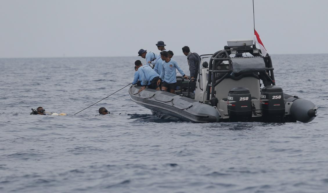 
Indonesiska dykare tillhörande flottan söker efter spår från det kraschade flygplanet. Foto: Tatan Syuflana/AP/TT                                            