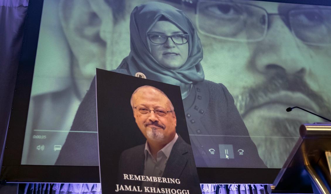 En bild på Jamal Khashoggi under en minnesstund. Foto: J. Scott Applewhite/AP/TT-arkivbild