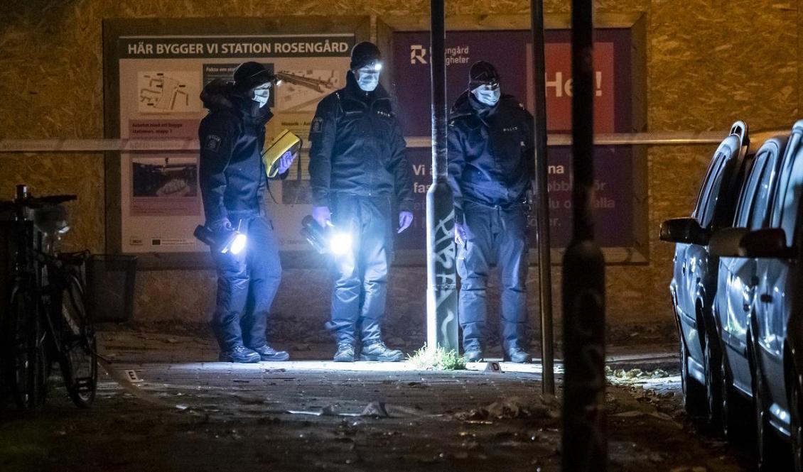Polisens kriminaltekniker i Malmö efter att en taxichaufför skadats i en skjutning i början av november i år. Foto: Johan Nilsson/TT