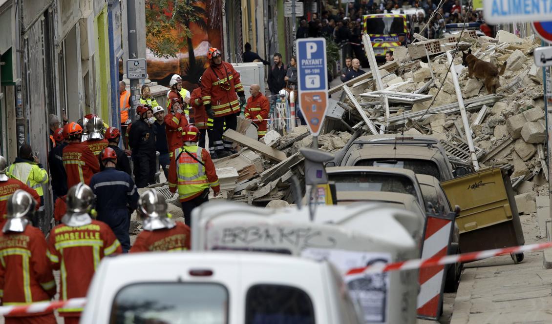 Räddningspersonal vid de två kollapsade husen i Marseille. Foto: Claude Paris/AP/TT