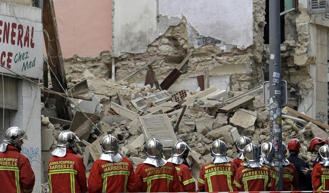 
Räddningspersonal vid de kollapsade husen i Marseille. Foto: Claude Paris/AP/TT                                            
