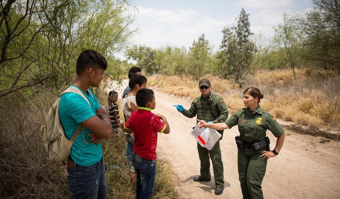 

Migranter får lämna ifrån sig sina skosnören och tillhörigheter innan de förs in i en bil för transport i Hidalgo i Texas. Foto: Benjamin Chasteen/Epoch Times                                                                                                