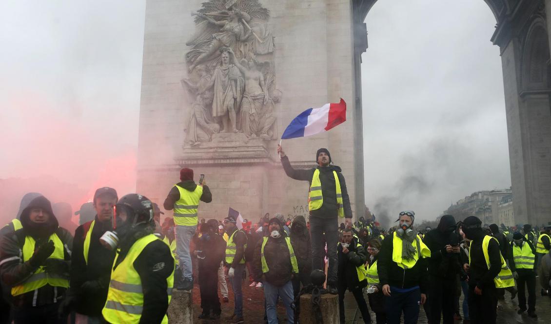 Demonstranter framför Triumfbågen i Paris. Foto: Thibault Camus/AP/TT