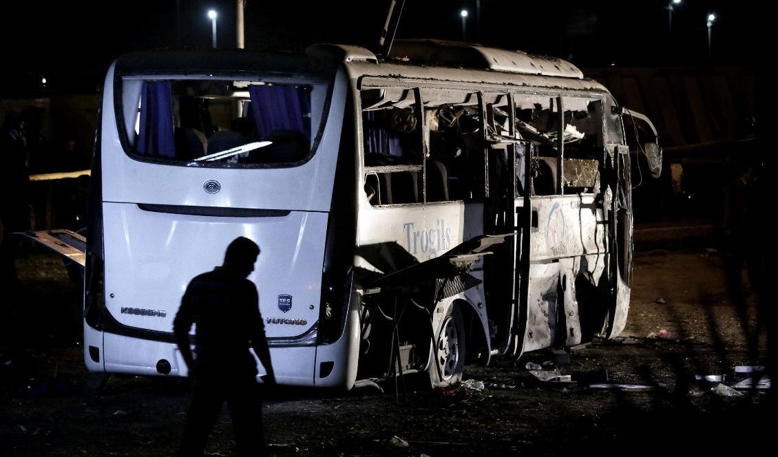 Säkerhetsstyrkor i närheten av den egyptiska turistbussen som utsattes för en dödlig bombattack på fredagen. Foto: Nariman El-Mofty/AP/TT