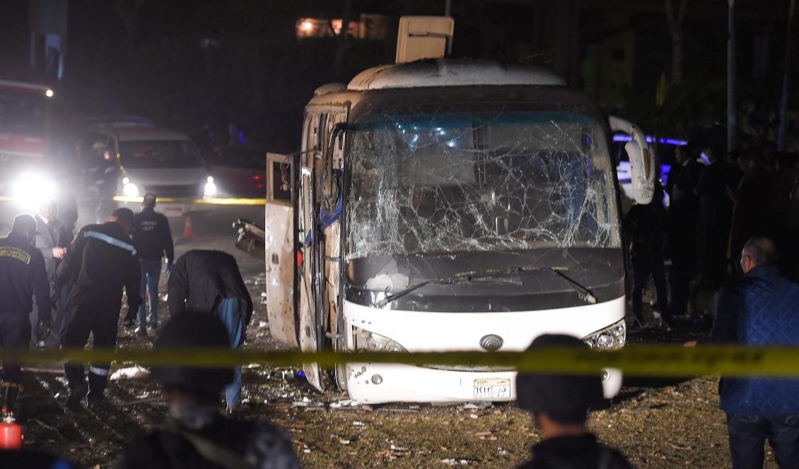 Tre människor har dödats och omkring tio har skadats i en explosion på en turistbuss i utkanten av Egyptens huvudstad Kairo. Foto: Mohamed el-Shahed/AFP/TT