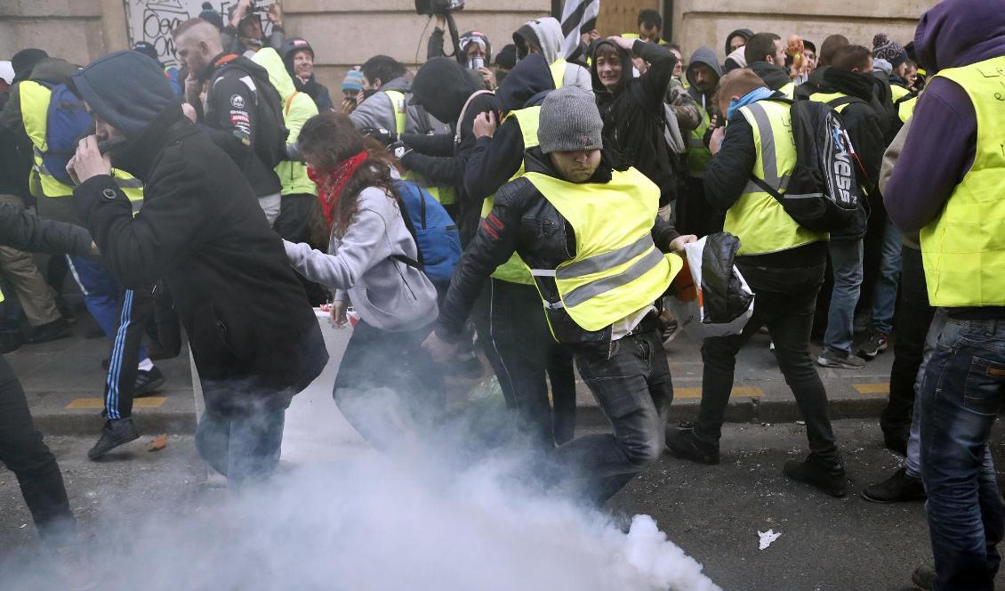 Polisen använder tårgas mot demonstranter i Paris. Foto: Thibault Camus/AP/TT