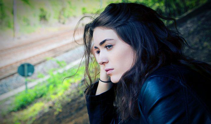 Den som utsätts för gaslighting tvivlar ofta på sin psykiska hälsa och kan känna sig isolerad från vänner och familj.