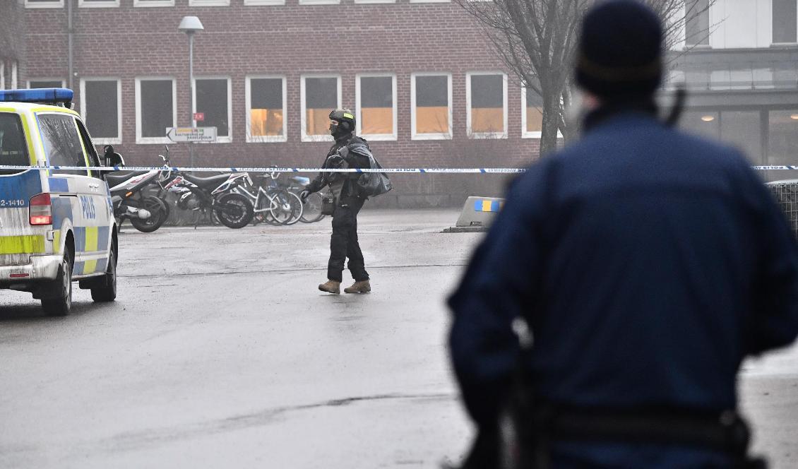 Polis på plats efter en explosion på Hässleholms tekniska skola. En man i 20-årsåldern har gripits misstänkt för terrorbrott. Foto: Johan Nilsson/TT