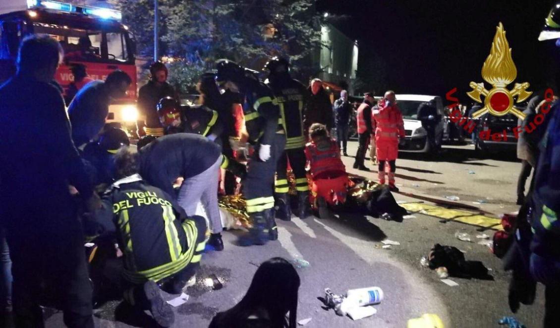 



Räddningspersonal och offer utanför nattklubben natten till lördagen. Bild från brandkåren. Foto: Vigili del Fuoco/Handout/TT                                                                                                                                                                                                