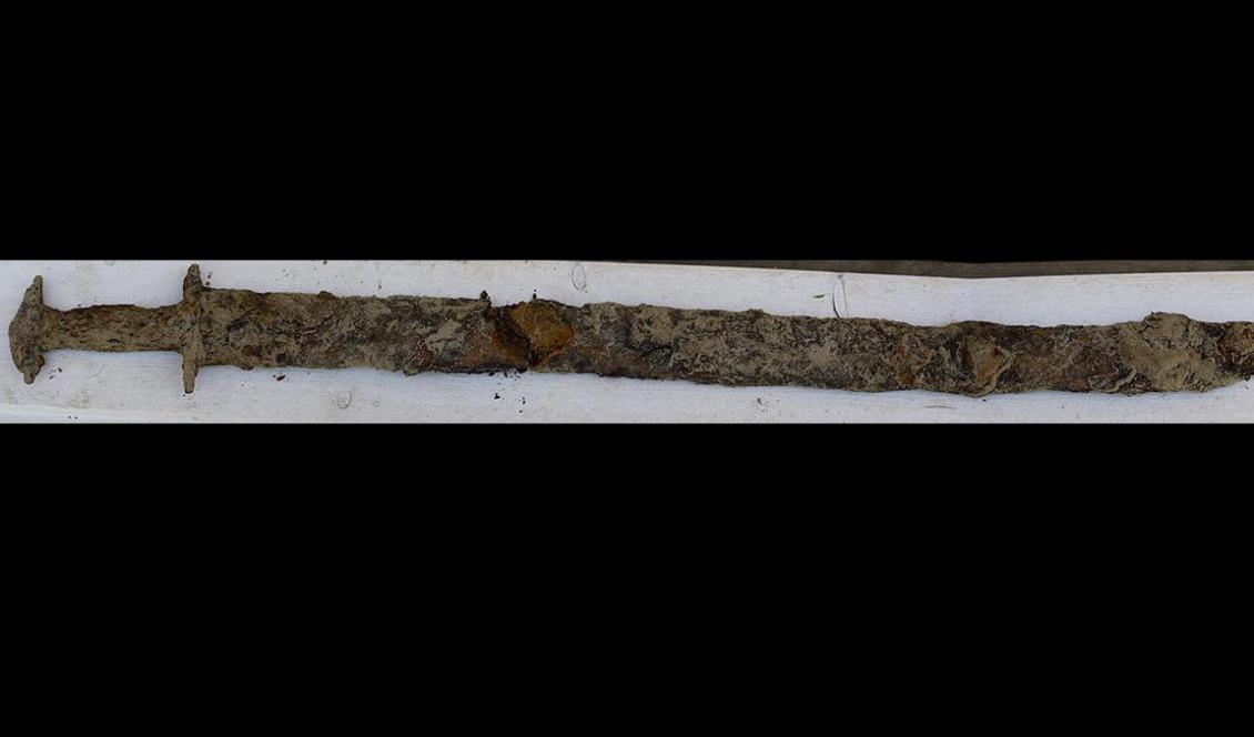 

Svärdet är runt 80 centimeter långt och ligger i en träskida tillverkad av aspträ. Foto: Jönköpings läns museum/TT-arkivbild                                                                                                