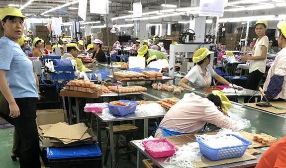





Anställda vid leksaksfabriken Wah Tung i Kina. Foto: China Labor Watch                                                                                                                                                                                                                                                                                                