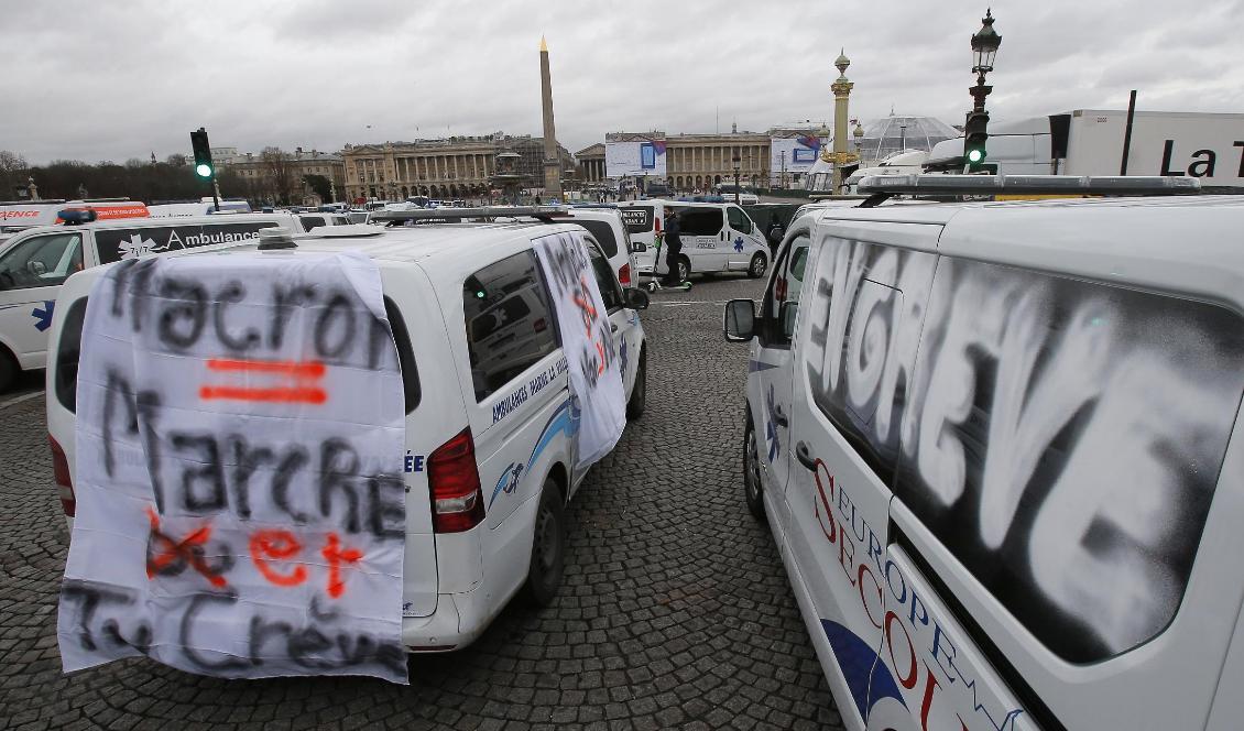 Ambulansförare blockerar Place de la Concorde och bron över Seine mot nationalförsamlingen i Paris. Foto: Michel Euler/AP/TT